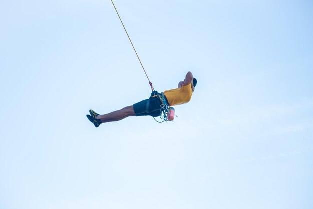 Vue à bas angle d'hommes en parapente contre le ciel