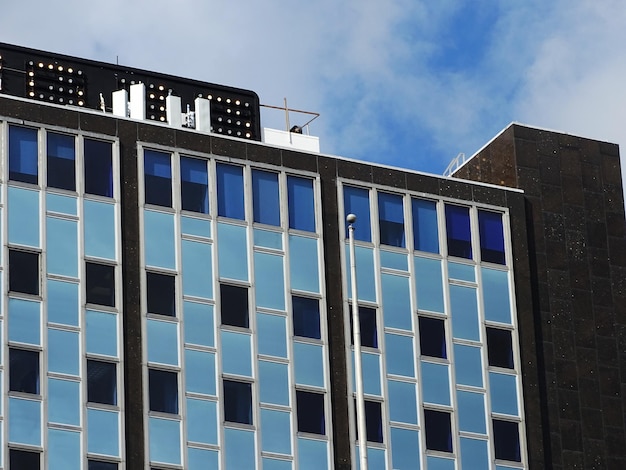 Vue à bas angle d'un immeuble de bureaux contre le ciel bleu