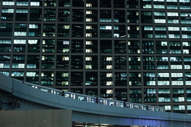 Vue à bas angle d'un immeuble de bureaux en ville