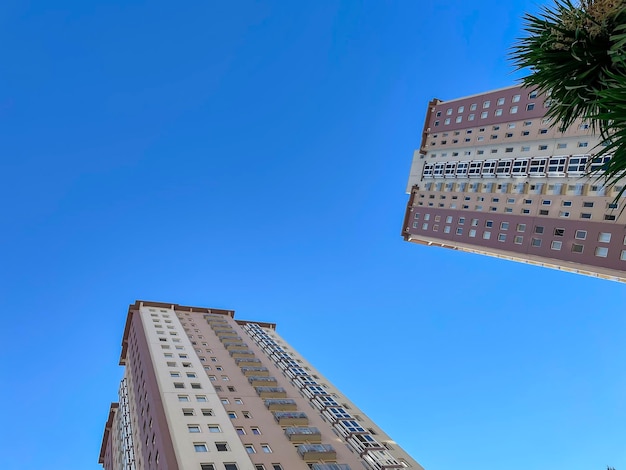 Vue à bas angle des immeubles d'appartements de grande hauteur qui s'élèvent vers le ciel