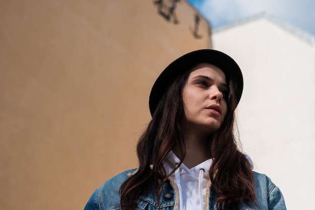 Vue à bas angle d'une jeune femme contre un bâtiment