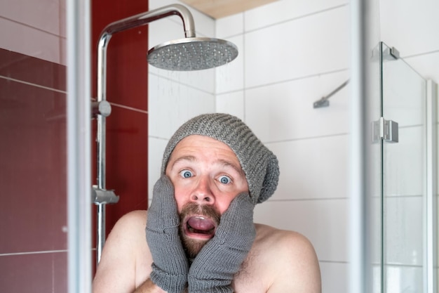 Photo vue à bas angle d'une jeune femme debout dans la salle de bain