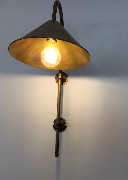 Vue à bas angle de la lampe éclairée contre le mur