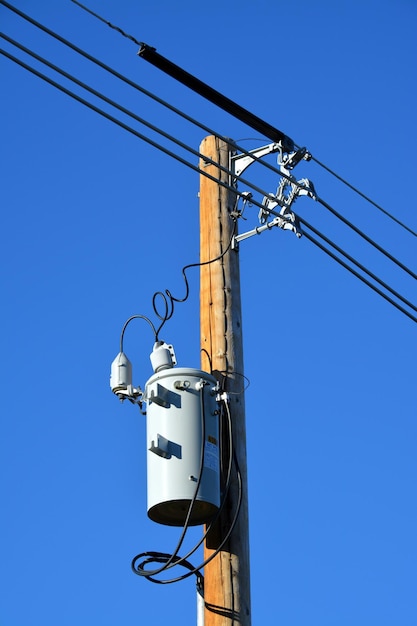 Photo vue à bas angle de la ligne électrique sur un ciel bleu clair