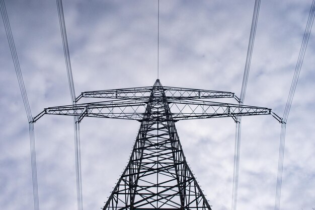 Vue en bas angle des lignes électriques contre le ciel