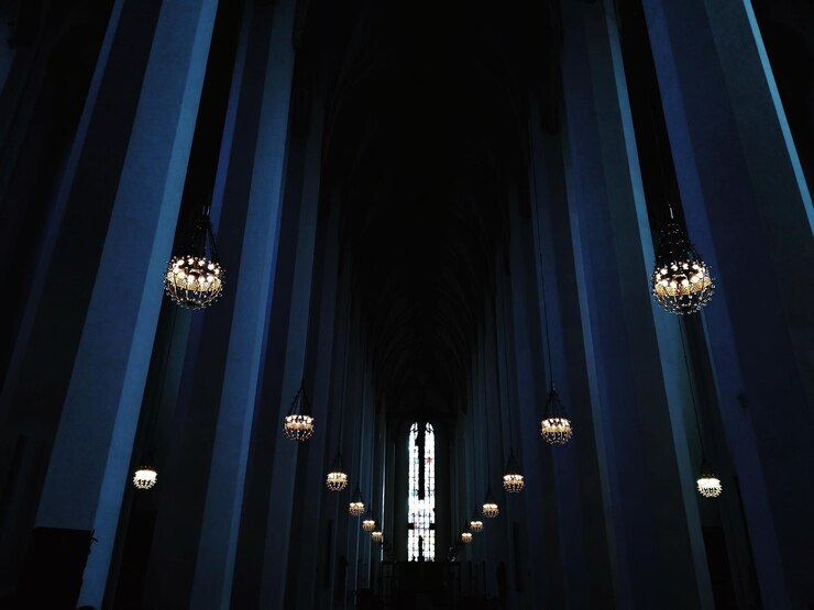 Photo vue à bas angle des lumières éclairées suspendues au plafond d'un bâtiment