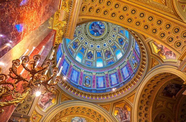 Vue à bas angle d'un lustre éclairé dans un bâtiment