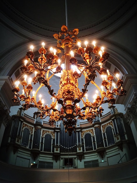 Photo vue à bas angle d'un lustre éclairé suspendu au plafond