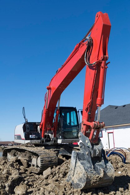 Vue à bas angle des machines de construction contre un ciel dégagé