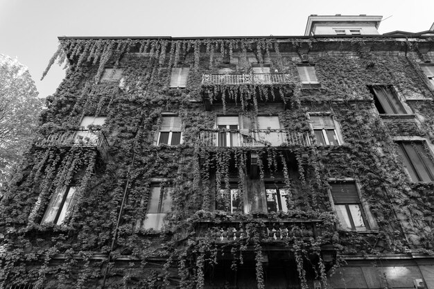 Photo vue à bas angle de la maison contre le ciel