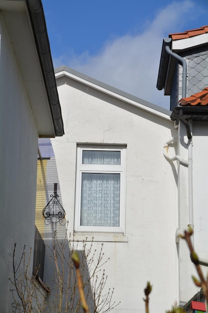 Vue à bas angle des maisons contre le ciel