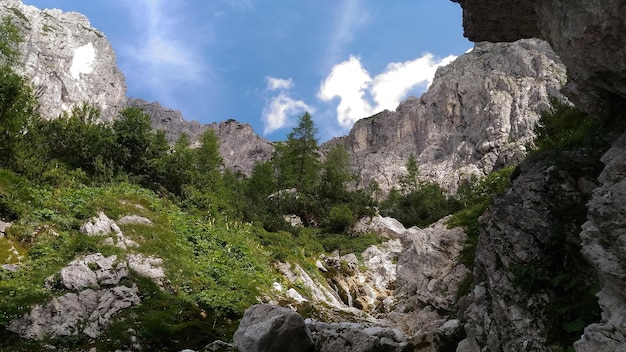 Vue à bas angle de la montagne contre le ciel