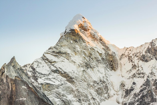 Vue à bas angle des montagnes enneigées contre un ciel dégagé