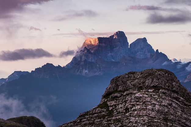 Vue à bas angle des montagnes rocheuses contre le ciel