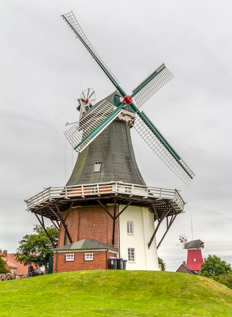Photo vue à bas angle d'un moulin à vent traditionnel sur le champ contre le ciel