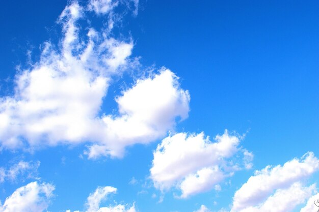 Photo vue à bas angle des nuages dans le ciel bleu