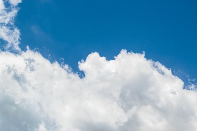 Vue à bas angle des nuages dans le ciel bleu