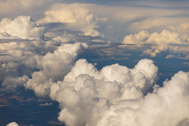 Photo vue à bas angle des nuages dans le ciel