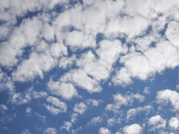 Photo vue à bas angle des nuages dans le ciel