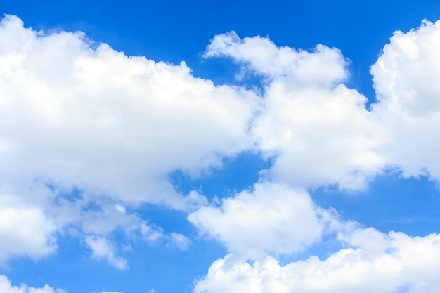 Photo vue à bas angle des nuages dans le ciel