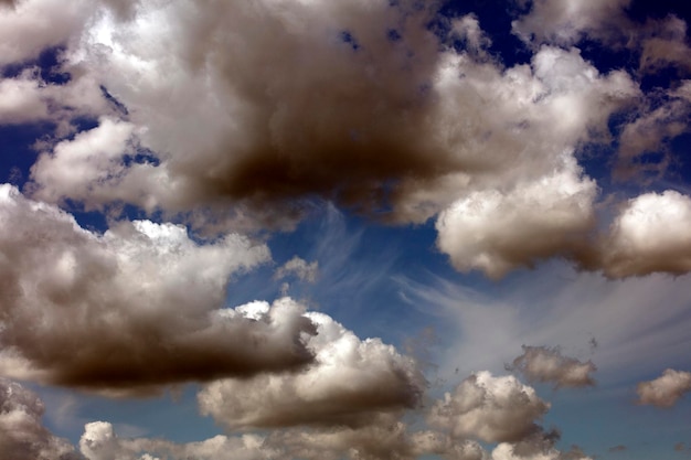 Photo vue à bas angle des nuages dans le ciel