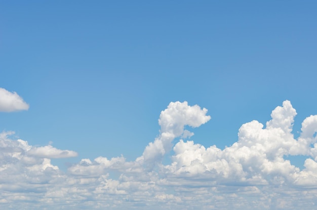 Vue à bas angle des nuages dans le ciel