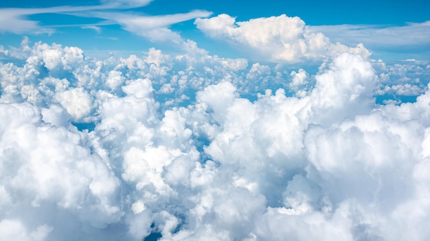 Vue à bas angle des nuages dans le ciel