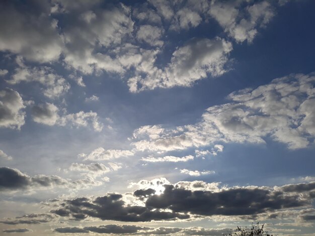 Vue à bas angle des nuages dans le ciel