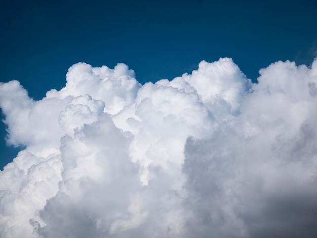 Photo vue à bas angle des nuages dans le ciel