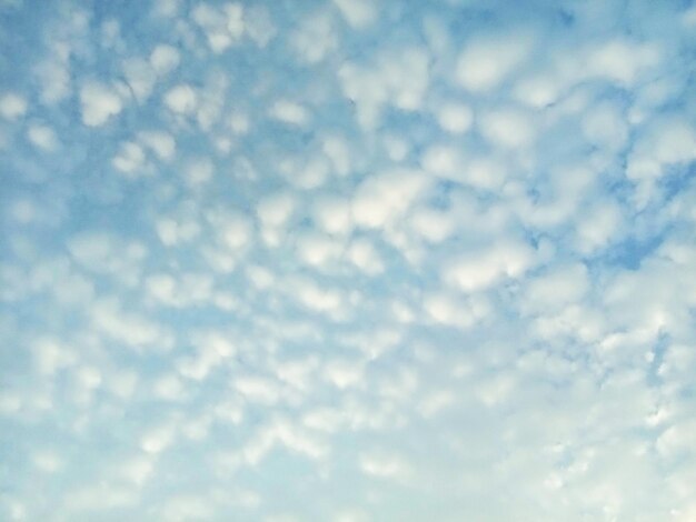 Photo vue à bas angle des nuages dans le ciel