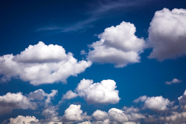 Vue à bas angle des nuages dans le ciel