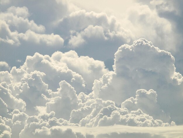 Photo vue à bas angle des nuages dans le ciel