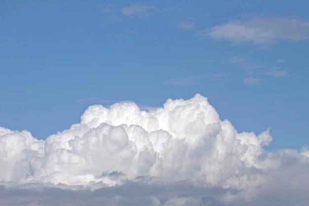 Photo vue à bas angle des nuages dans le ciel