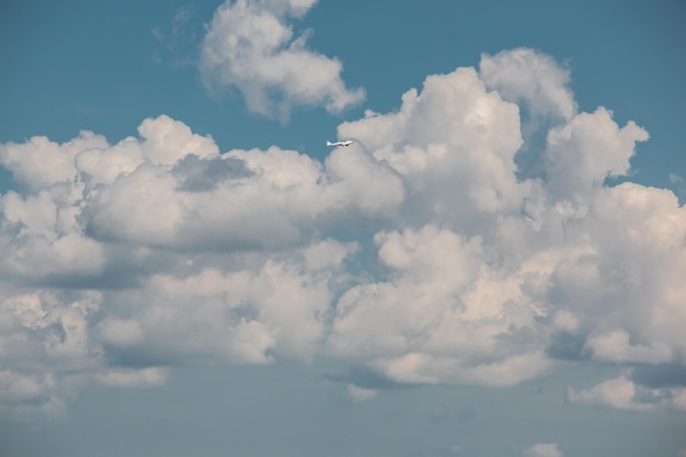 Vue à bas angle des nuages dans le ciel