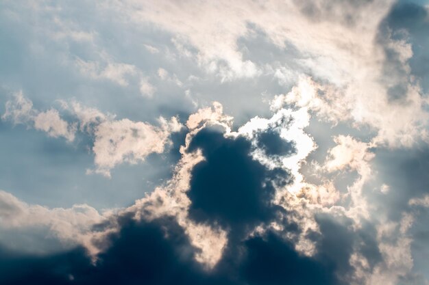 Vue à bas angle des nuages dans le ciel