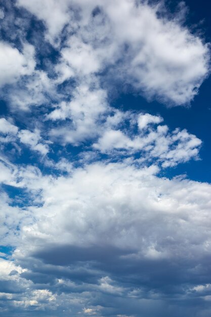 Photo vue à bas angle des nuages dans le ciel