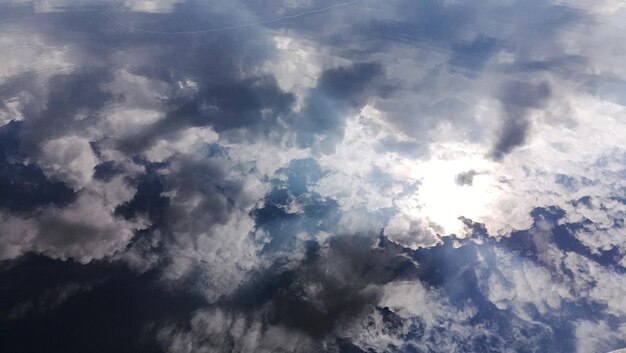 Photo vue à bas angle des nuages dans le ciel