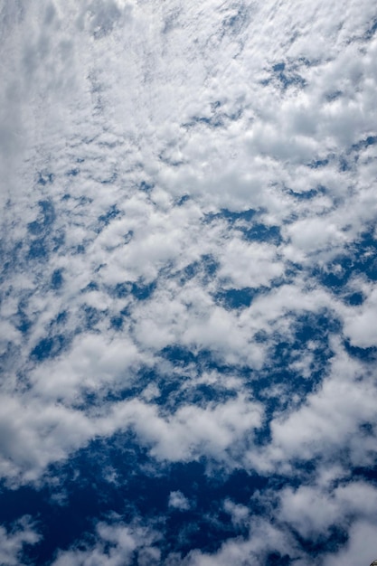 Photo vue à bas angle des nuages dans le ciel