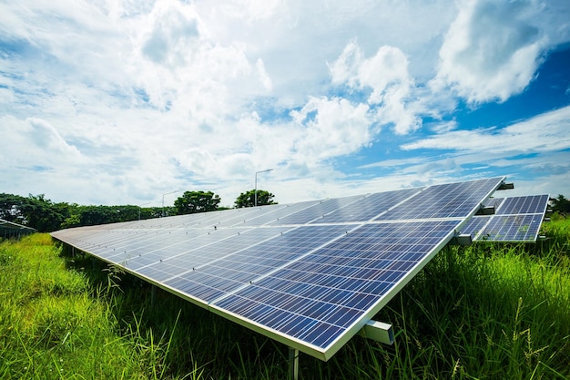 Vue à bas angle des panneaux solaires contre le ciel