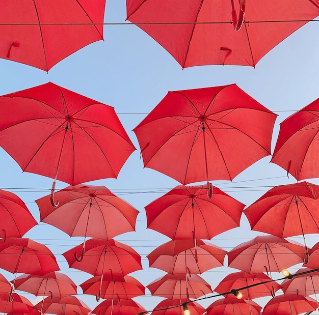 Photo vue à bas angle des parapluies contre le ciel