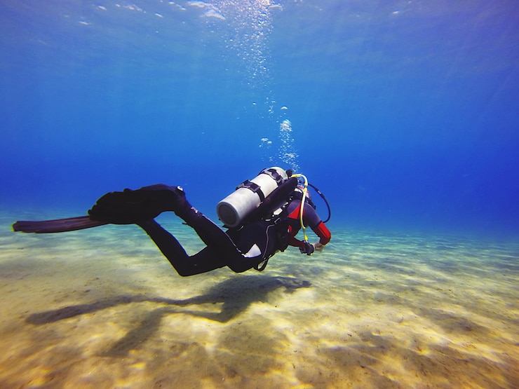 Photo vue à bas angle d'une personne faisant de la plongée sous-marine en mer