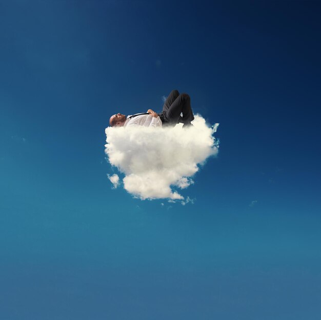 Photo vue à bas angle d'une personne en parapente contre le ciel bleu