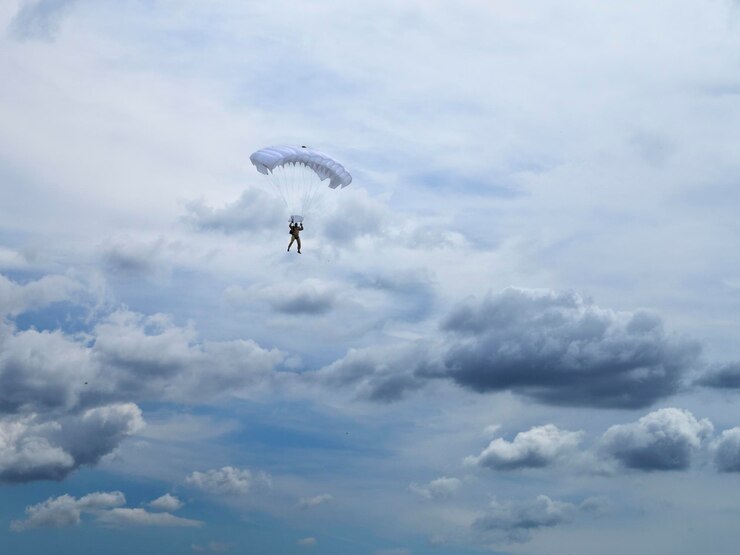 Photo vue en bas angle d'une personne en parapente contre le ciel