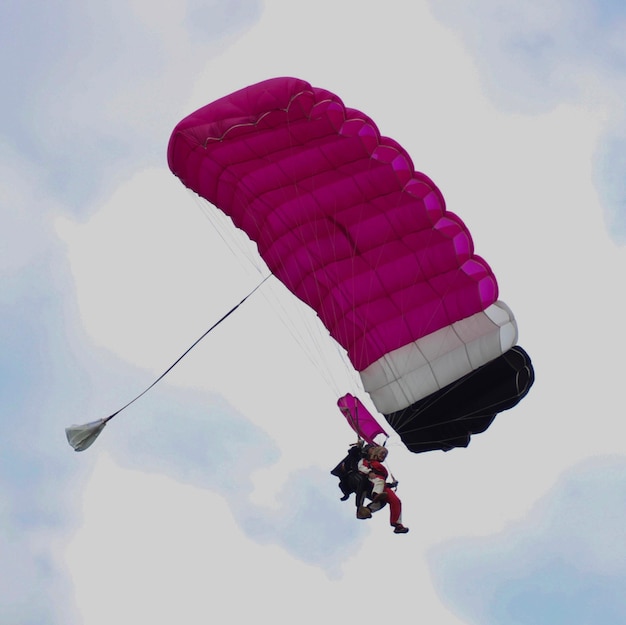 Vue en bas angle de personnes en parapente contre le ciel