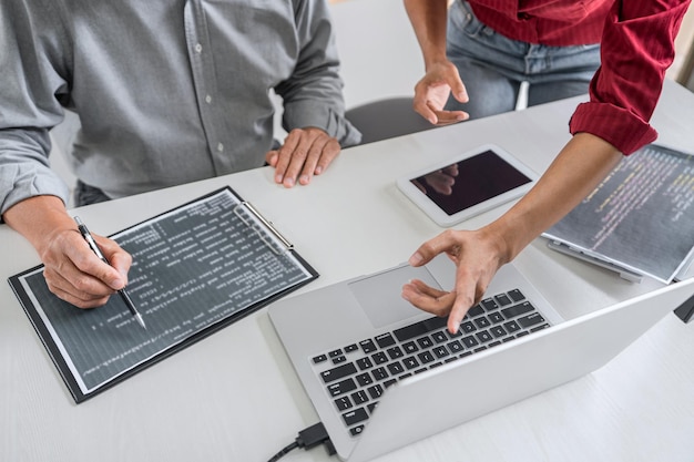 Vue à bas angle des personnes travaillant sur la table