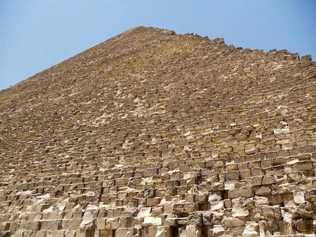 Photo vue à bas angle de la pyramide de giza sur un ciel dégagé