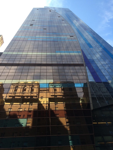 Photo vue à bas angle de la réflexion du bâtiment sur un gratte-ciel moderne en ville