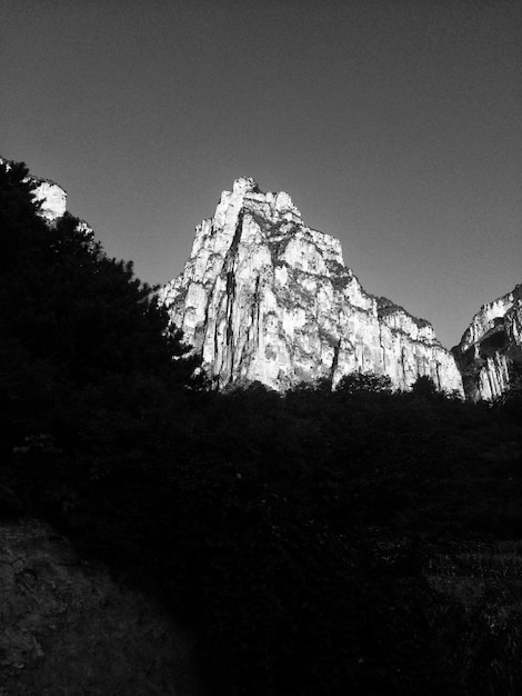 Photo vue à bas angle des roches contre un ciel clair