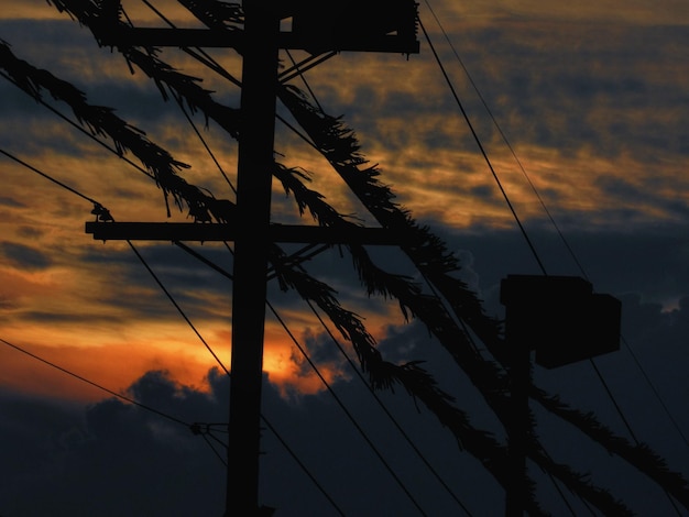 Vue à bas angle de la silhouette du pylône électrique contre le ciel au coucher du soleil