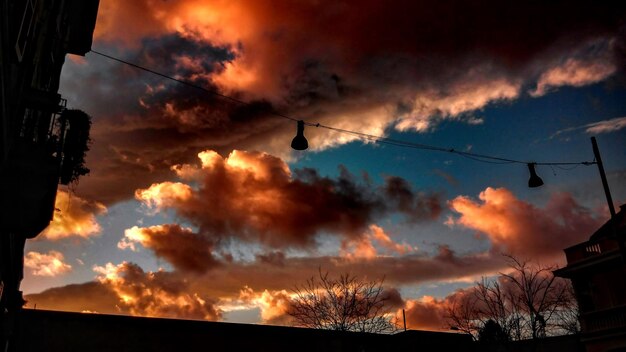 Photo vue à bas angle de la silhouette du pylône électrique contre le ciel au coucher du soleil